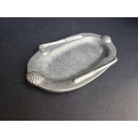 Kleines Ovales Silbernes Metall Möglicherweise Zinntablett Mit Golfschläger Und Ball von ThereAndBackVintage