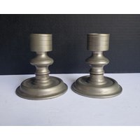 Kolonialstil-Silberplatte Über Messingkerzenhalterhalter Mit Horizontalen Bändern Silberplatte Messing Im Modernen Stil - Made in Hong Kong von ThereAndBackVintage