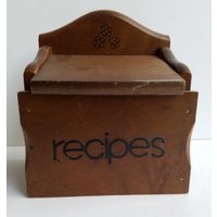 Retro-Holz-Rezeptbox Klappdeckel, Blumen-Detail, An Der Wand Montierbar von ThereAndBackVintage