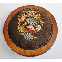 Runde Crewel Work Gepolsterte Holz Fußstütze - 3 Brötchenfüße Floral Signiert M Mathis 2004 von ThereAndBackVintage