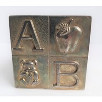 Silber Metall Alphabet Mit Tieren Block Spardose Adheared Blau Filz Basis von ThereAndBackVintage