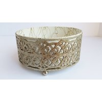 Weiß Mit Gold String Painting Kunststoff Eitelkeitsschüsseleinsatz Und Metal Filigree Außenstück Ball Feet von ThereAndBackVintage