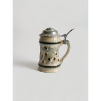 Bierkrug Aus Porzellan in Beige Mit Zinndeckel Porzellanmanufaktur Sitzendorf Bierkrug Aus Porzellan in Beige Mit Zinndeckel Porzellanmanufaktur Sitzendorf von BohoNmore