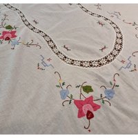 Schöne Applikationsbestickte Spitzenbesatz Leinen/Baumwolle Rechteck Tischdecke - Weiß/Pink/Blau 160cm X 130cm von ThevintageroseAU