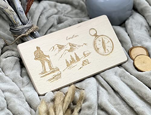 Frühstücksbrettchen aus Holz mit Wandermotiv - Buchenholz - Personalisiert mit Gravur - Geschenk für Wanderer - Frühstücksbrett Wandern - Vesperbrett - Frühstücksbrettchen personalisiert von Thiger