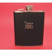 Drum Kit Design Schwarz Leder 6 Unzen Flachmann Musik Geschenk Schlagzeuger von ThimblesnObjectDart