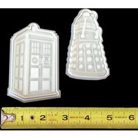 3D Gedruckt Doctor Who Tardis Und Dalek Mit Detailliertem Stempel Ausstecher von Things4Thinkers