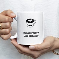 More Espresso Less Depresso Tasse - Lustige Kaffeetasse Mit Spruch | Geschenk Für Kaffee-Fans & Kollegen, Freunde Kaffee-Tasse 330Ml von ThingsOfHappiness