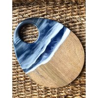 Ocean Waves Käsebrett | Holz Servierbrett Strand Dekor Kunst Geschenk Charcuterie Brett Kunstharz Am Ozean Art von KimberlyCookDesign