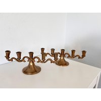 2 Vintage Massives Messing 5 Taper Kerzenhalter, Goldmessing Stehende 10 Kerzenhalter Aus Mitte Des Jahrhunderts Home Kandelaber von Thirty3cubed