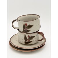 Set Vintage Otagiri Steinzeug Tassen Teller Japan Suppe Kaffee Handgemaltes Blumen Beeren Design Kaffeeliebhaber, Gesprenkelt Mid Century 1970Er von Thirty3cubed