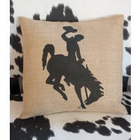 Wyoming Cowboy Burlap Dekokissen Steamboat Logo, State Pride von ThisJoyfulHomeetc