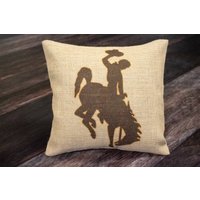 Wyoming Cowboy Burlap Dekokissen Steamboat Logo, State Pride Wyoming Cowboy Burlap Dekokissen Steamboat Logo, State Pride von ThisJoyfulHomeetc