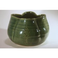 Hand Geschnitzte Schale Vase in Ivy Green von ThistleBeePottery