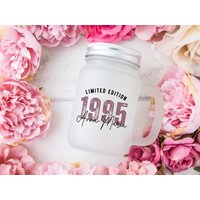 Personalisiertes Trinkglas Zum 30. Geburtstag Frau Jahrgang 1995 Mit Name Geschenk Glasbecher Runder Matcha von ThomaTwins