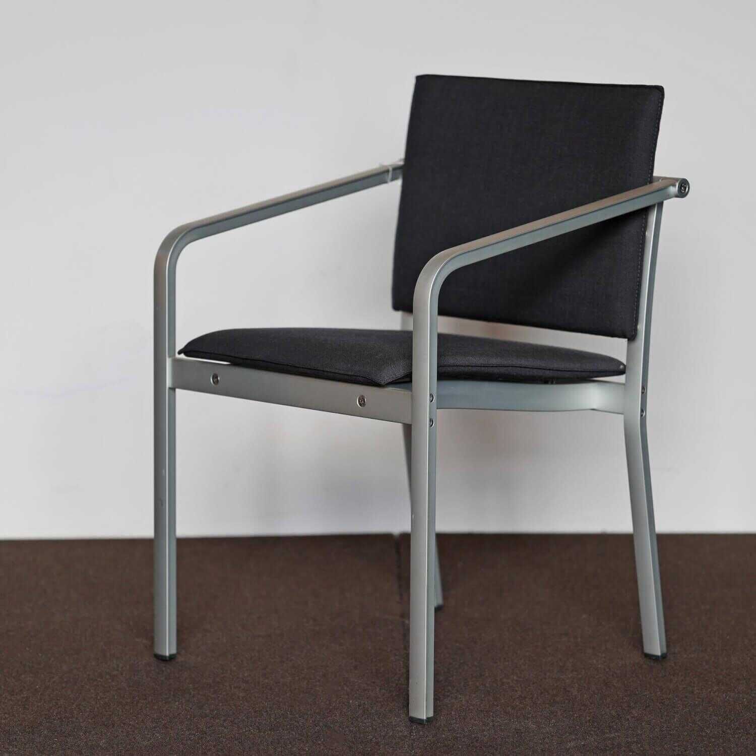 A900 Armlehnstuhl Bezug Stoff Anthrazit Gestell Aluminium Eloxiert von Thonet