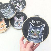 Personalisiertes Katzen Portrait Handgemaltes & Besticktes Andenken Personalisiertes Katzen Portrait Handgemaltes & Besticktes Andenken von ThreadandPawCo