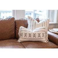 Hailey Dekokissen, Texturierter Gewebter Elfenbeinstoff Mit Grauem Streifen Und Boho Detail Hailey Dekokissen, Texturierter Gewebter Elfenbeinstoff Mit Grauem Streifen Und Boho Detail von ThreadedGraceCo