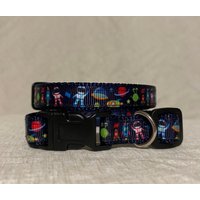 Astronaut Freunde Haustierhalsband. Weltraum, Planeten, Sterne, Kometen, Raketen, Aliens, Ufos. 1/2 Zoll Breite. Maschinenwaschbar. Länge Verstellbar von Threads4Pups