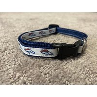 Denver Broncos Haustierhalsband. Bronco Kopf Im Profil Weiß Auf Blau. 1/2 Zoll Breite. Länge Verstellbar von Threads4Pups