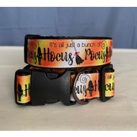 Es Ist Alles Nur Ein Haufen Hokuspokus. Halloween Haustier Halsband. Gelb, Orange Und Weiß, Funkelnder Schwarzer Text, Katze Besen von Threads4Pups