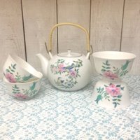Vintage Handbemalte Porzellan Teekanne Und Tasse Set von ThreadsNTiques