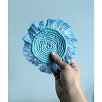 Blauer Runder Makramee-Untersetzer Blauer Runder Makramee-Untersetzer von ThreadsofHopeBtq