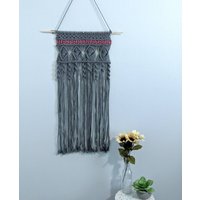 Grau Makramee Wandbehang von ThreadsofHopeBtq