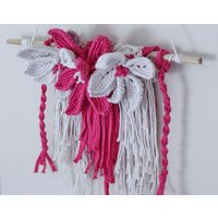 Leilani Makramee Floral Wandbehang Leilani Makramee Floral Wandbehang von ThreadsofHopeBtq