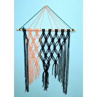 Schleife Halter Makramee, Wand-Dekor, Boho Mädchen Kinderzimmer, Makramee-Wandbehang von ThreadsofHopeBtq