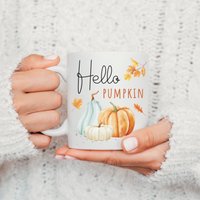 Hallo Kürbis, Herbst Dekoration, Personalisierte Tasse, Halloween Geschenk, Name Kaffeetasse, Gemütliche Geschenkidee Für Freund, Schwester von ThreeQuarks