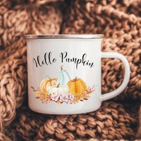 Hallo Kürbis Personalisierte Emaille Becher, Halloween Camping Geschenk Für Oma, Mutter, Nana, Herbst Home Decor, Hygge Geschenk, Kaffeebecher Uk von ThreeQuarks