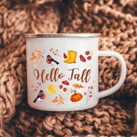 Halloween Personalisierte Emaille-Tasse, Hallo Herbst, Halloween-Camping-Becher, Geschenk Für Halloween, Herbstzauber, Herbst-Cup von ThreeQuarks