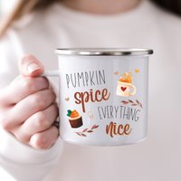 Kürbis Gewürz Und Alles Schöne Personalisierte Emaille Tasse, Halloween Camping Herbst Home Dekor, Hygge Geschenk, Kaffee Tasse Uk von ThreeQuarks