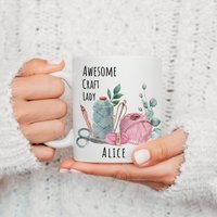 Tolle Craft Lady, Stricktasse, Geschenk Für Stricker, Bastelbecher, Häkelgeschenk Personalisierte Tasse, Nana, Hobbybecher Uk, Weihnachtsgeschenk von ThreeQuarks