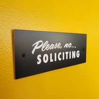 Mid-Century Modern Kein Einladendes Zeichen - Bitte Kein Einholen Laser Cut Typografie Rechteckiges Schild von ThreeStepsAhead