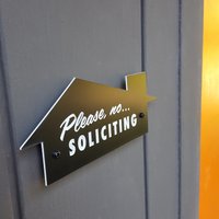 Mid-Century Modern No Soliciting Schild - Bitte Keine Anfrage Laser Cut Typografie Retro House Outline von ThreeStepsAhead