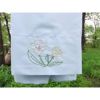 Handgestickter Abendprimrose Frühling Wildblumen Kissenbezug von ThreeStrands