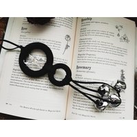 Hexe Auf Besenstab Mit Katzenhexen Glöckchen, Wohnschutz Hängender Charm von ThreeWitchesCoven