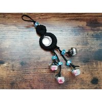 Hexen Glöckchen Schutz Charm Mit Mond Design Und Blauen Perlen von ThreeWitchesCoven