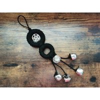 Hexen Glöckchen Schutz Charm Mit Pentagramm Und Mond Design von ThreeWitchesCoven