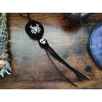 Hexen Hängende Charm Deko. Spinne Und Totenkopf von ThreeWitchesCoven
