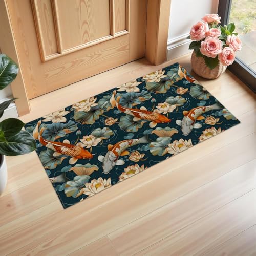Ti Caldi Koi Fish & Lotus Fußmatte für den Innenbereich, 75 x 43 cm, orientalische Willkommens-Vliesstoff-Fußmatten für Eingang, Küche, Schlafzimmer, rutschfeste Vlies-Bodenmatte für Heimdekoration Ti Caldi Koi Fish & Lotus Fußmatte für den Innenbereich, 75 x 43 cm, orientalische Willkommens-Vliesstoff-Fußmatten für Eingang, Küche, Schlafzimmer, rutschfeste Vlies-Bodenmatte für Heimdekoration von Ti Caldi