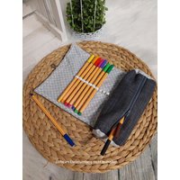 Federmappe | Farbbeispiel Grau Mit Extra Fach Als Stifthalter Aus Polstercanvas in 36 Farben Federmappe | Farbbeispiel Grau Mit Extra Fach Als Stifthalter Aus Polstercanvas in 36 Farben von TiLuLy