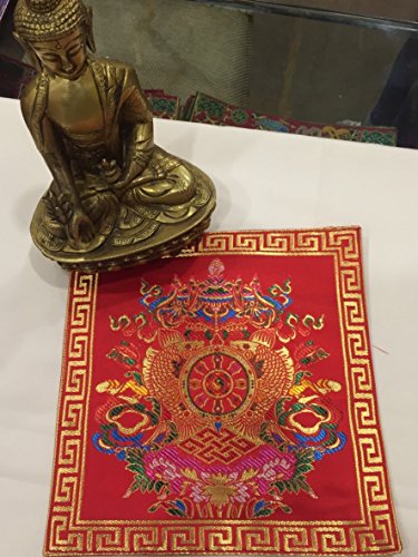 Tibetisch-buddhistische Seidenbrokat-Tischdeckchen mit acht verheißungsvollen Symbolen, Rot von Tibetan handloom nepal