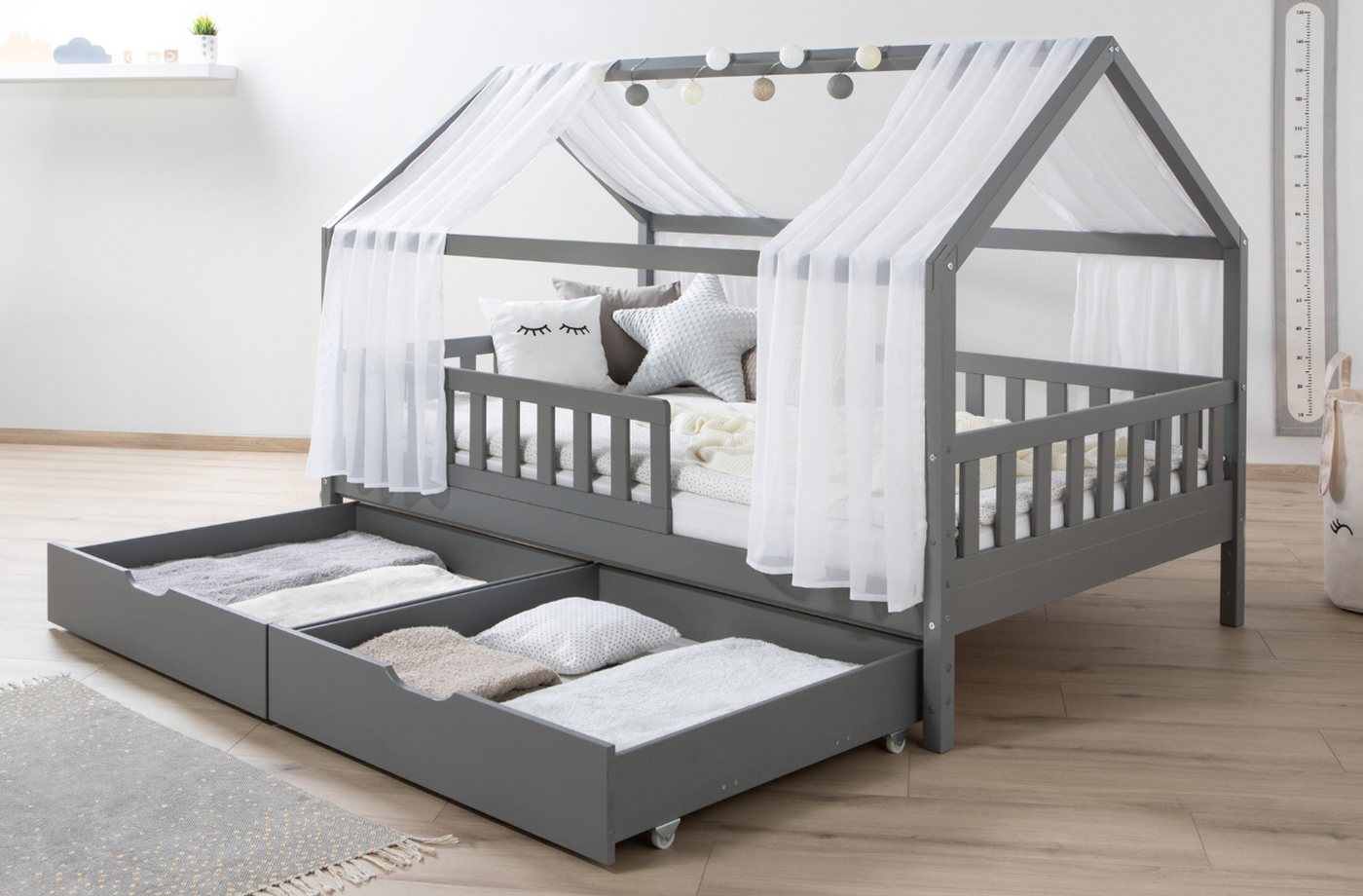 Ticaa Hausbett Kim mit Rausfallschutz und Schubkasten aus Kiefer, Kinderbett 120x200, inkl. Tüll-Set, mit Rollrost, mit Matratze Ticaa Hausbett Kim mit Rausfallschutz und Schubkasten aus Kiefer, Kinderbett 120x200, inkl. Tüll-Set, mit Rollrost, mit Matratze von Ticaa