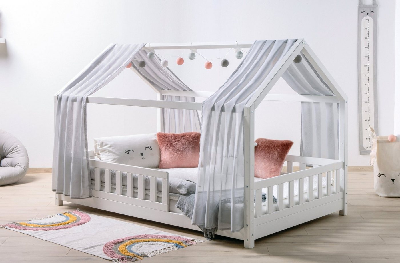 Ticaa Hausbett Kinderbett Bodenbett Hausbett Kim" Kiefer weiß (Set, Hausbett mit Tüll-Set), Hausbett inkl. Rausfallschutz, höhenverstellbar" von Ticaa