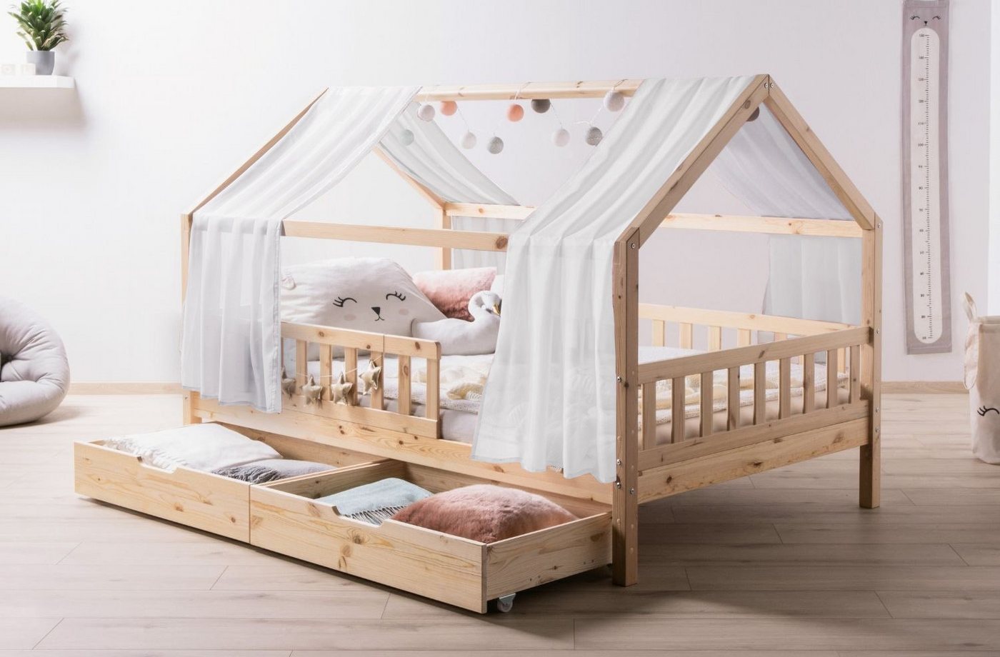 Ticaa Hausbett Kinderbett Hausbett Kim" inkl. Schubkästen Kiefer (Set, Hausbett mit Tüll-Set und Schubkästen), Hausbett inkl. Rausfallschutz, höhenverstellbar" von Ticaa