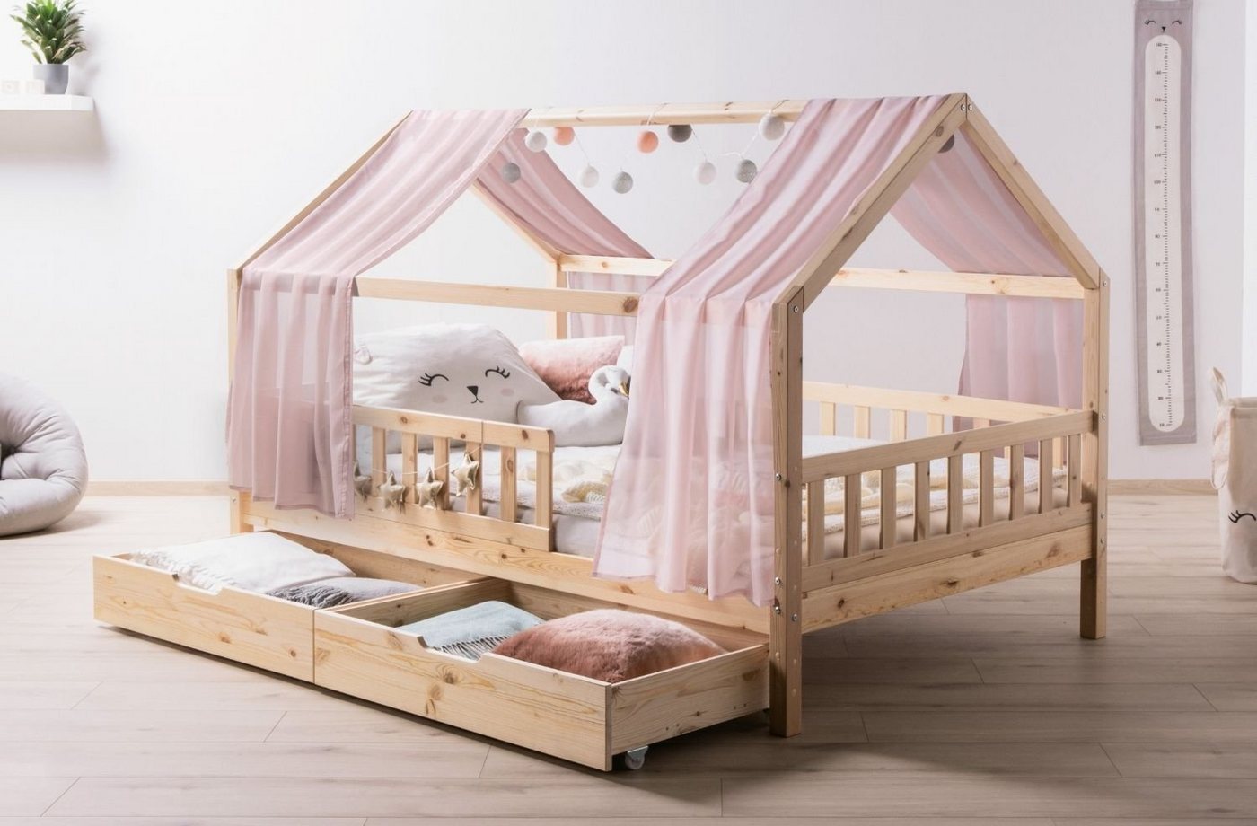 Ticaa Hausbett Kinderbett Hausbett Kim" inkl. Schubkästen Kiefer (Set, Hausbett mit Tüll-Set und Schubkästen), Hausbett inkl. Rausfallschutz, höhenverstellbar" von Ticaa