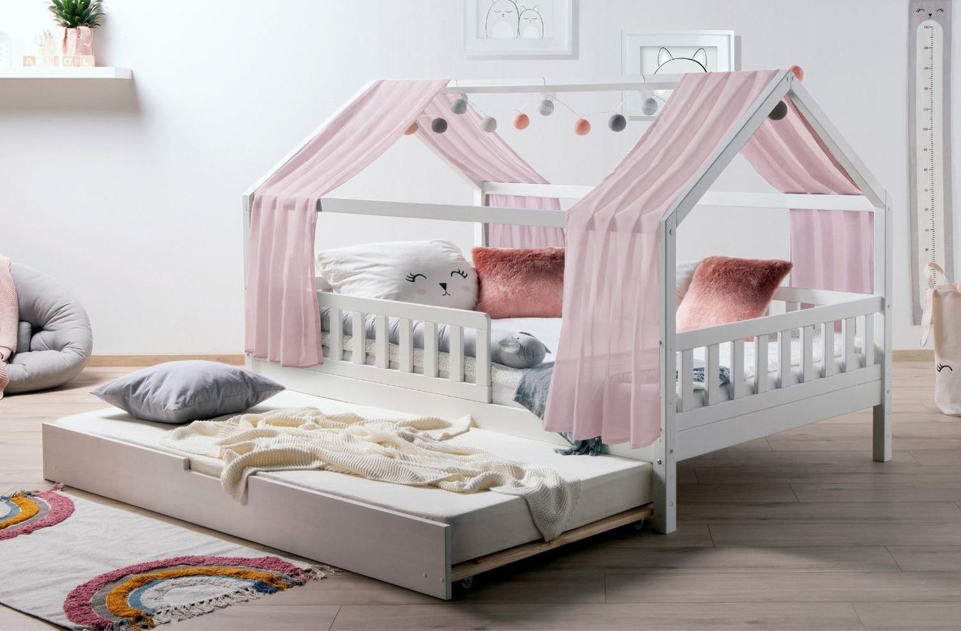 Ticaa Hausbett Kinderbett Hausbett "Kim" inkl. Zusatzbett Kiefer (Set, Hausbett inklusive Zusatzbett mit Rollrost und Tüll-Set), Hausbett inkl. Rausfallschutz, höhenverstellbar von Ticaa